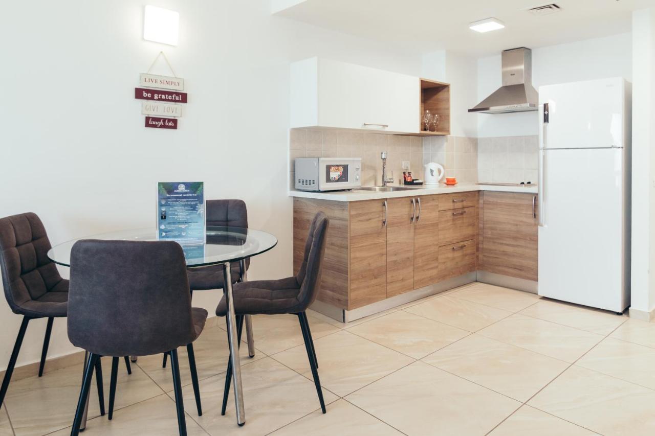 Almog Beach Apt Hotel מלון דירות אלמוג ביץ' Haifa Esterno foto