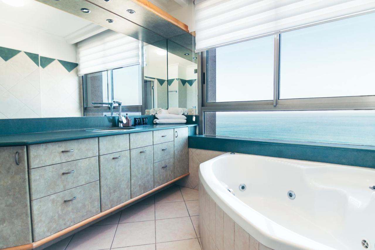 Almog Beach Apt Hotel מלון דירות אלמוג ביץ' Haifa Esterno foto