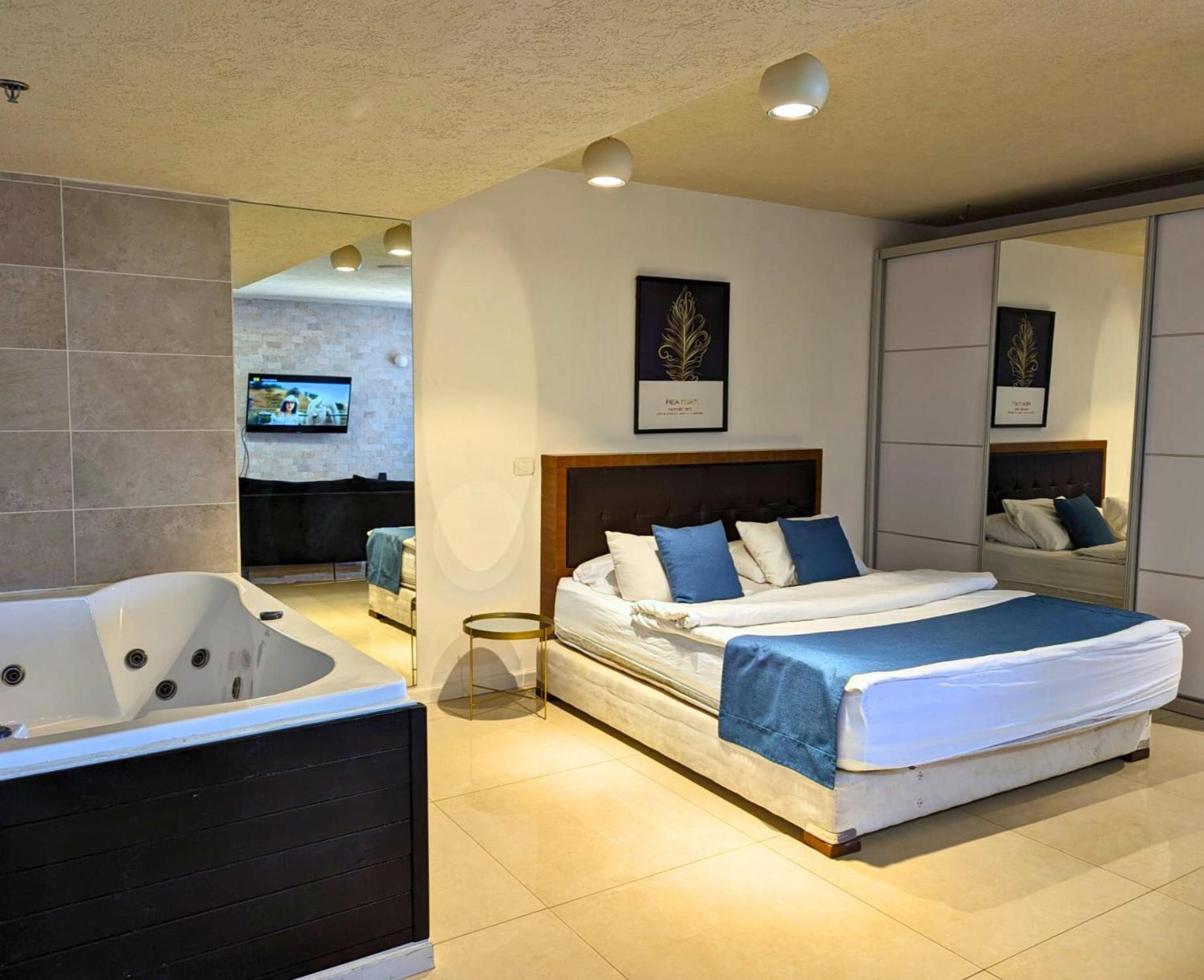 Almog Beach Apt Hotel מלון דירות אלמוג ביץ' Haifa Esterno foto