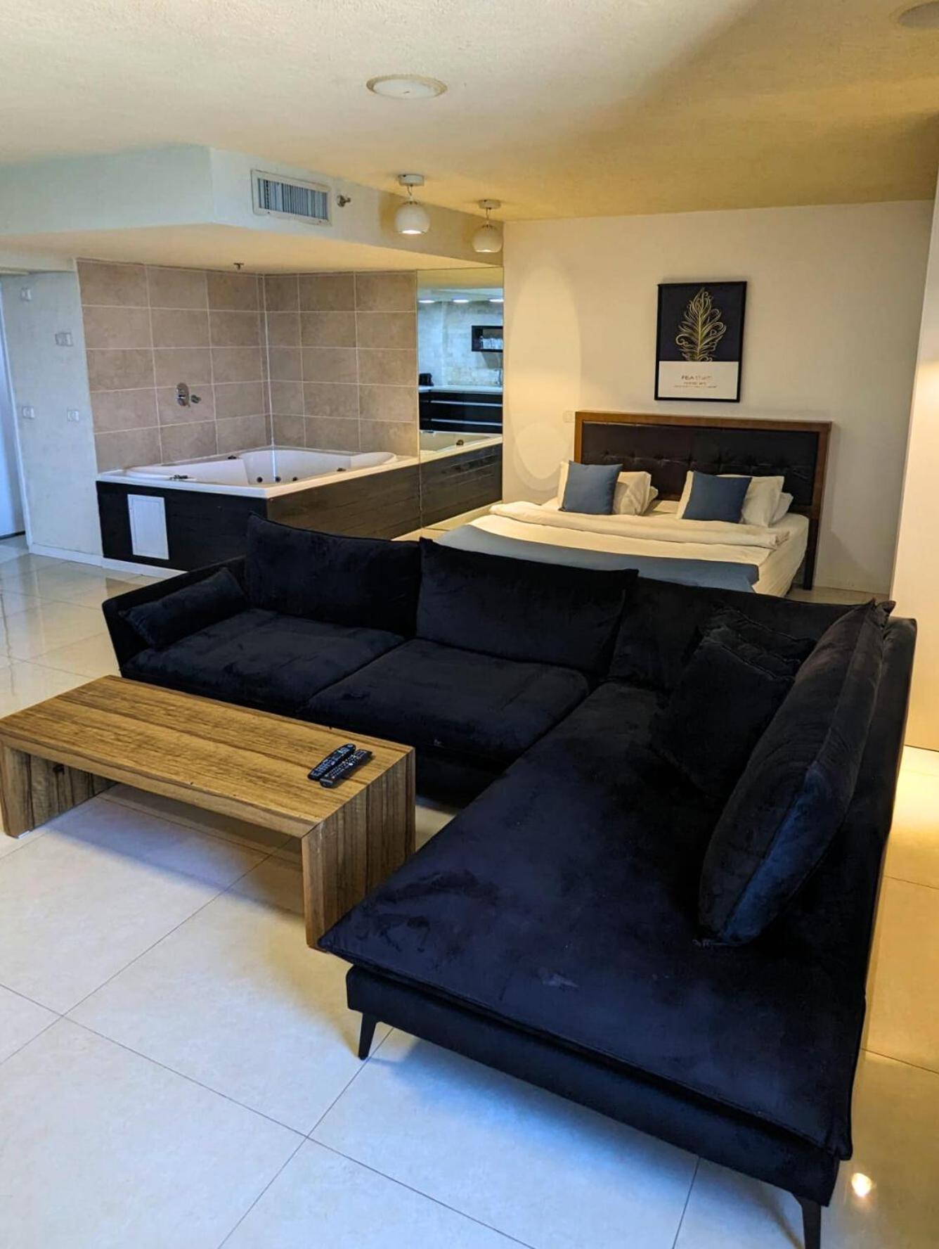 Almog Beach Apt Hotel מלון דירות אלמוג ביץ' Haifa Esterno foto