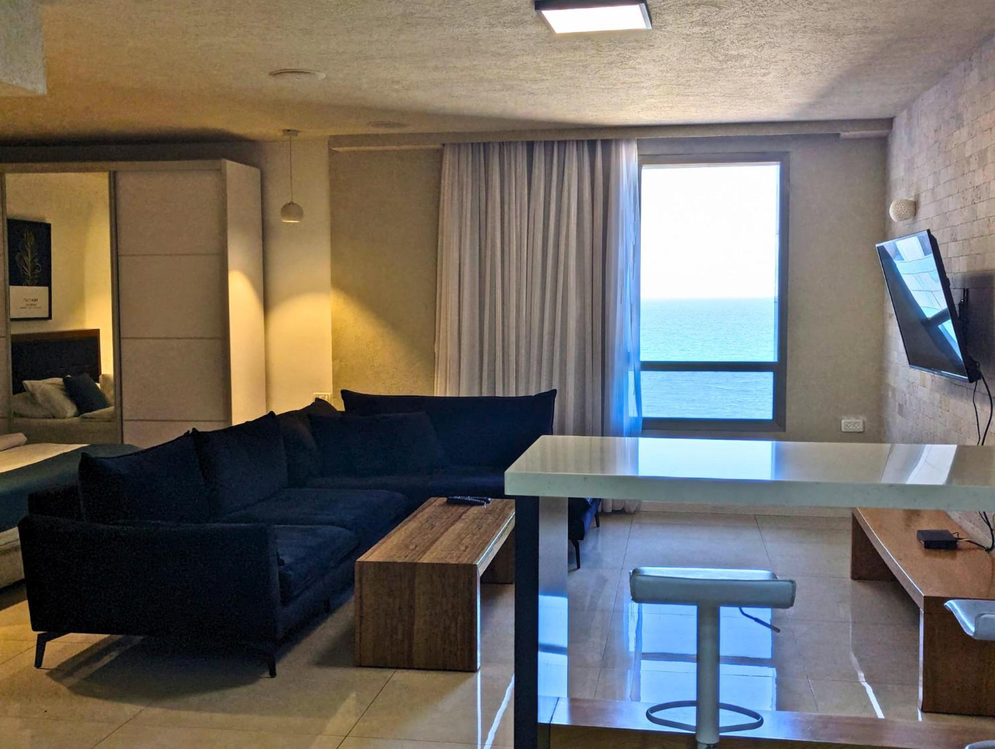 Almog Beach Apt Hotel מלון דירות אלמוג ביץ' Haifa Esterno foto